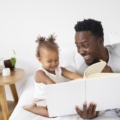 Les bienfaits de la lecture avant le coucher sur le sommeil des enfants